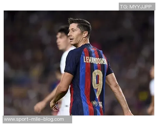 马卡报报道莱万上半场不适巴萨对其坚持比赛表示不满